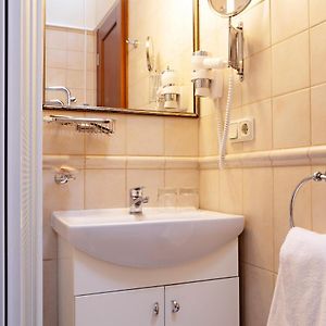 Zimmer mit zwei Einzelbetten